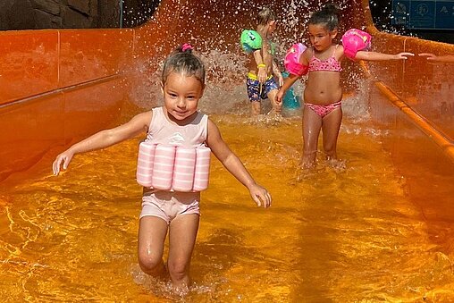 Un groupe de kids s'amuse dans le toboggan Fantastico d'Aquaparc